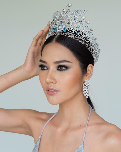 Tân Hoa hậu Hòa bình Thái Lan quỳ rạp dưới chân đấng sinh thành