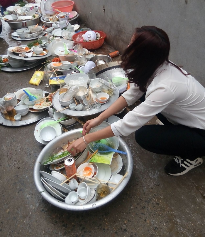 Thanh niên bị CĐM ném đá vì chê người yêu rửa 25 mâm bát còn xị mặt
