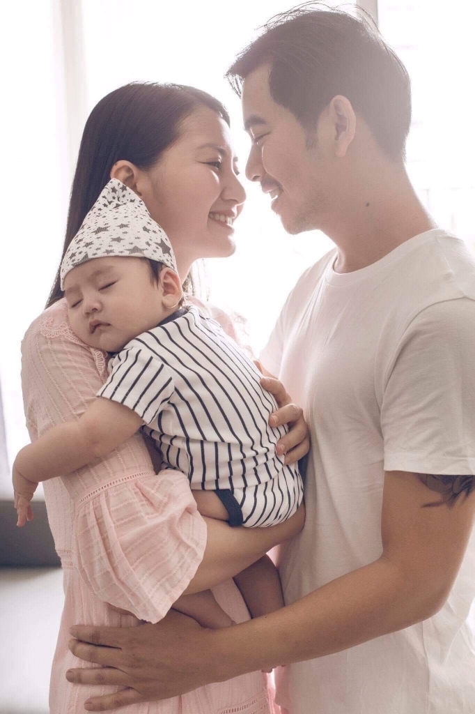 Tình yêu trong showbiz vẫn tồn tại, minh chứng là những cặp đôi này