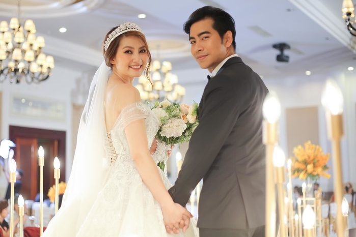 Tình yêu trong showbiz vẫn tồn tại, minh chứng là những cặp đôi này