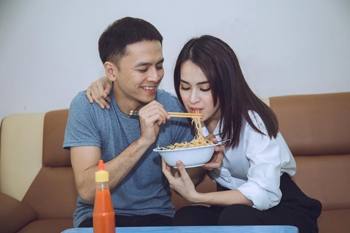 Tình yêu trong showbiz vẫn tồn tại, minh chứng là những cặp đôi này