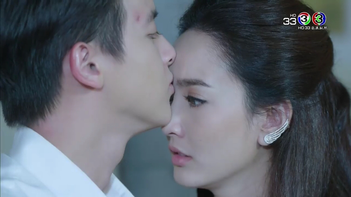 Trò chơi tình ái lại khuấy đảo mạng xã hội với hai nụ hôn nóng bỏng