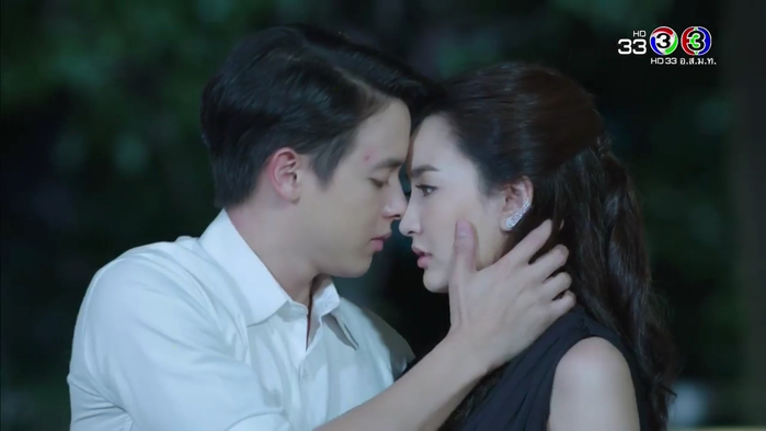 Trò chơi tình ái lại khuấy đảo mạng xã hội với hai nụ hôn nóng bỏng