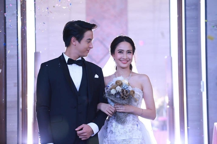 Trò chơi tình ái lại khuấy đảo mạng xã hội với hai nụ hôn nóng bỏng