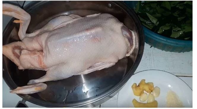 Tuyệt chiêu luộc vịt không cần nước vẫn thơm ngon