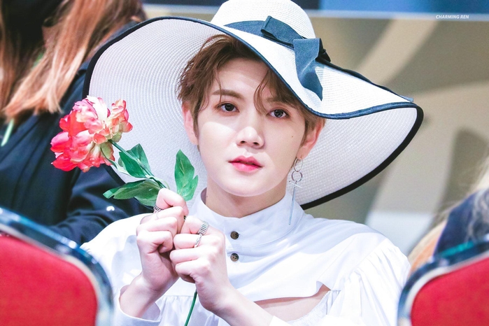 Vẻ đẹp unisex của nam idol thách thức mọi phụ kiện khiến fan ghen tị