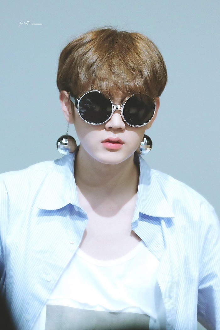 Vẻ đẹp unisex của nam idol thách thức mọi phụ kiện khiến fan ghen tị