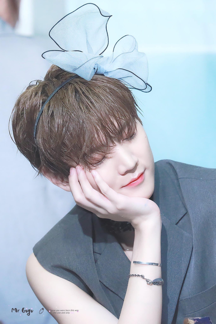 Vẻ đẹp unisex của nam idol thách thức mọi phụ kiện khiến fan ghen tị