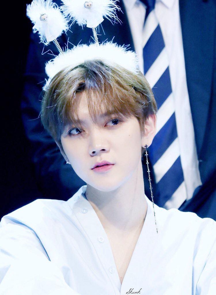 Vẻ đẹp unisex của nam idol thách thức mọi phụ kiện khiến fan ghen tị