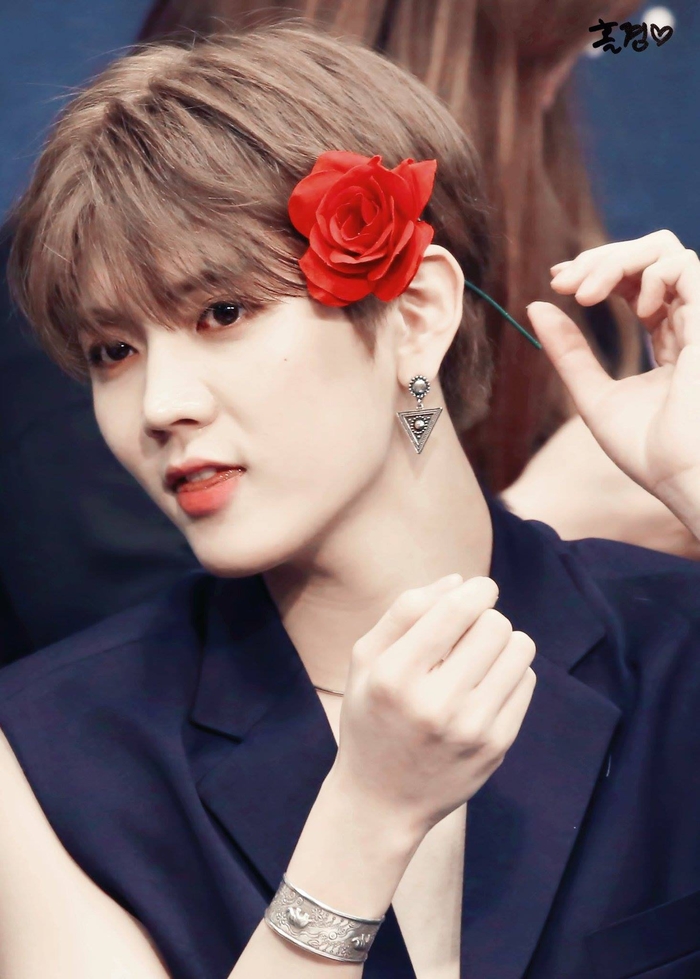Vẻ đẹp unisex của nam idol thách thức mọi phụ kiện khiến fan ghen tị