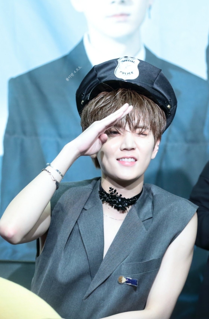 Vẻ đẹp unisex của nam idol thách thức mọi phụ kiện khiến fan ghen tị