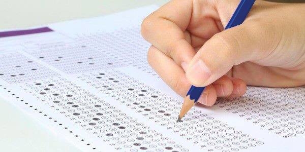 Vì sao phải dùng bút chì 2B khi tô đáp án cho máy chấm thi trắc nghiệm