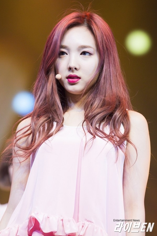 Với các idol không cần nhuộm màu quá cầu kỳ, chỉ cần màu đen đã quá đủ