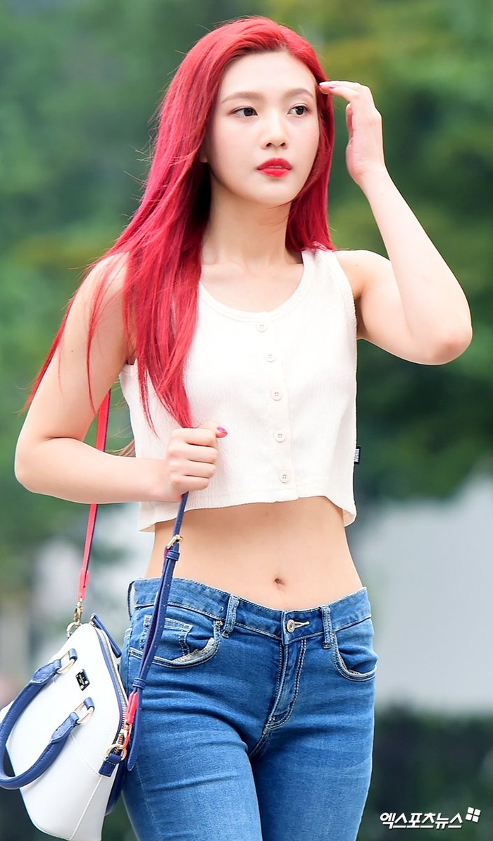 Với các idol không cần nhuộm màu quá cầu kỳ, chỉ cần màu đen đã quá đủ
