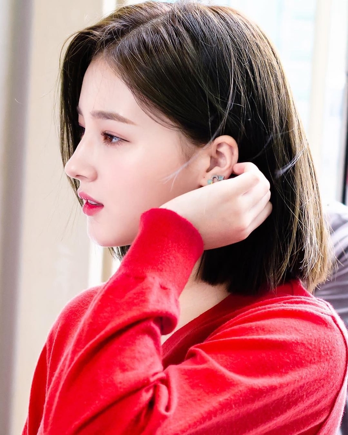Với các idol không cần nhuộm màu quá cầu kỳ, chỉ cần màu đen đã quá đủ