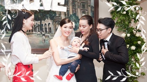 Xúc động trước hình ảnh Nguyễn Hợp vén váy cho con bú trong ngày cưới
