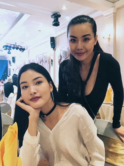 Xúc động trước hình ảnh Nguyễn Hợp vén váy cho con bú trong ngày cưới