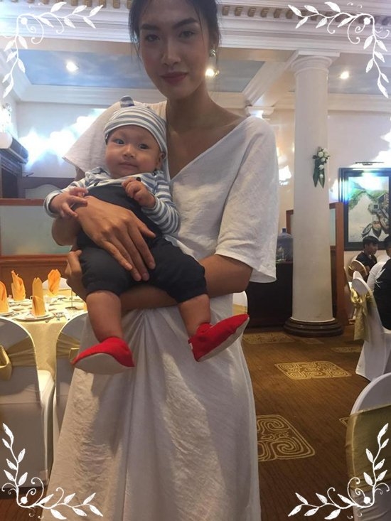 Xúc động trước hình ảnh Nguyễn Hợp vén váy cho con bú trong ngày cưới
