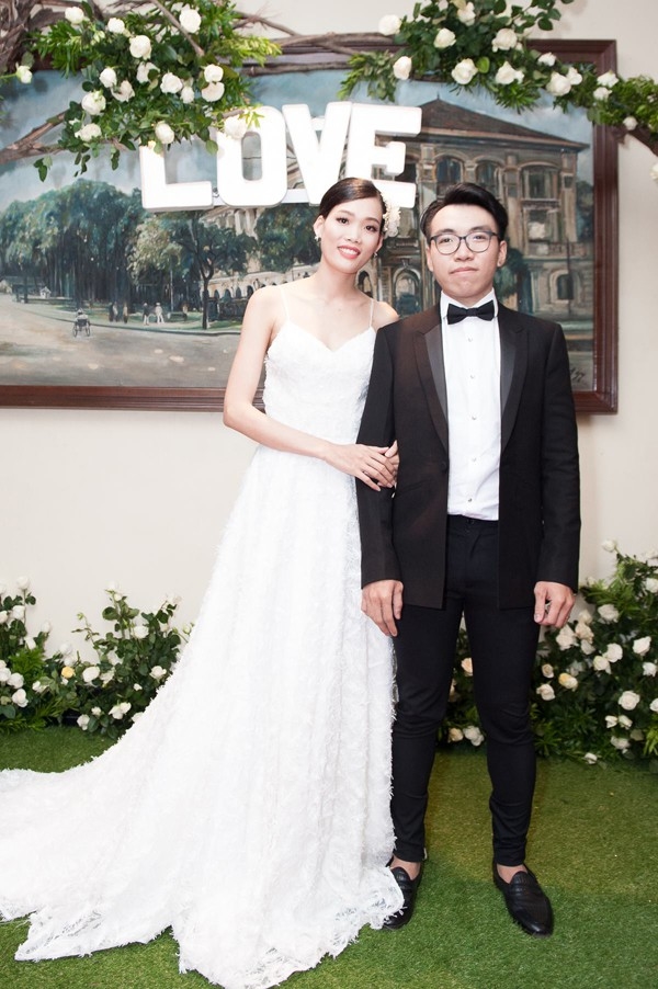 Xúc động trước hình ảnh Nguyễn Hợp vén váy cho con bú trong ngày cưới