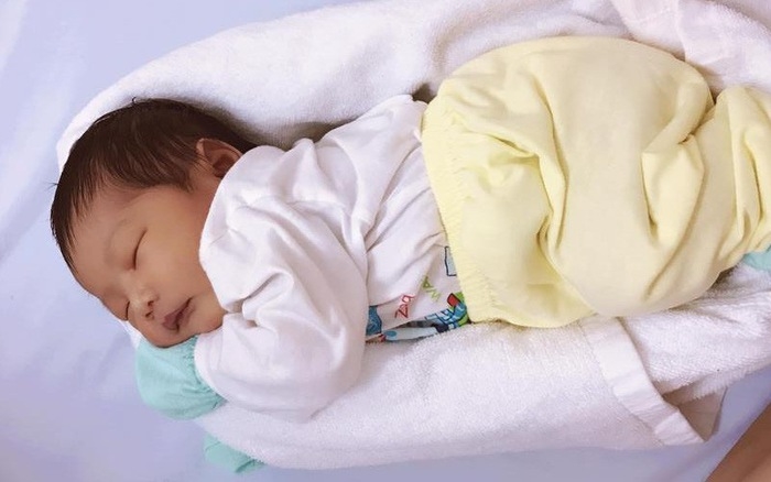 Y tá chỉ cách làm ổ giúp bé ngủ say “gây sốt” CĐM