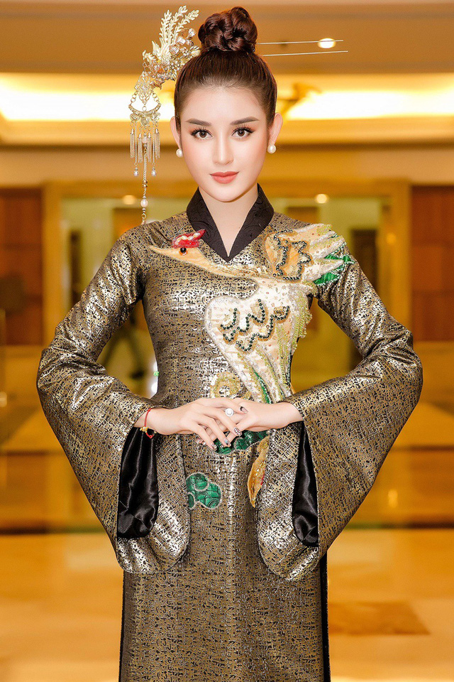 Huyền My- nàng hậu chơi trội với loạt phụ kiện đội đầu sến sẩm