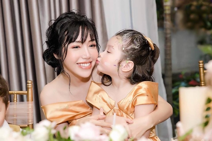 Elly Trần mặc gợi cảm trong tiệc sinh nhật con gái