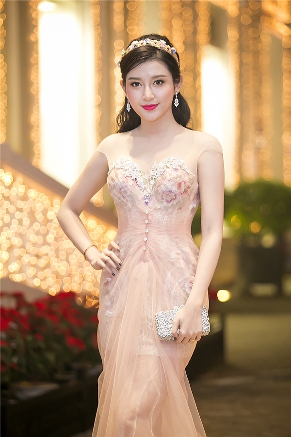 Huyền My- nàng hậu chơi trội với loạt phụ kiện đội đầu sến sẩm