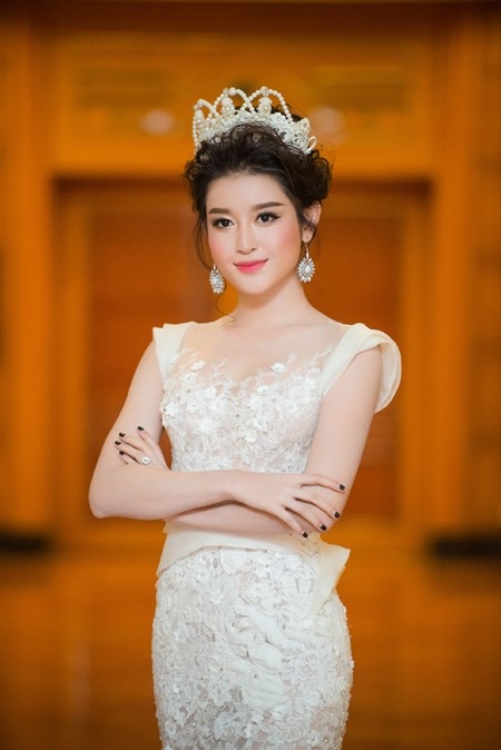 Huyền My- nàng hậu chơi trội với loạt phụ kiện đội đầu sến sẩm