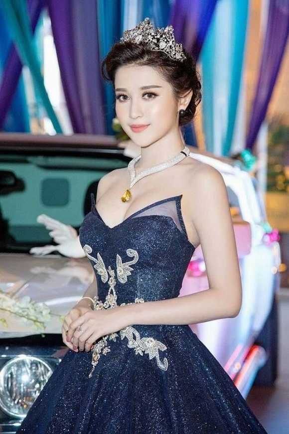 Huyền My- nàng hậu chơi trội với loạt phụ kiện đội đầu sến sẩm