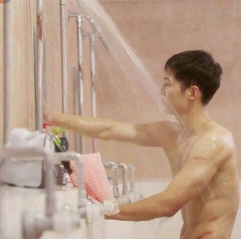 Đặt lên 'bàn cân' body bỏng mắt của dàn diễn viên nam Hậu duệ mặt trời