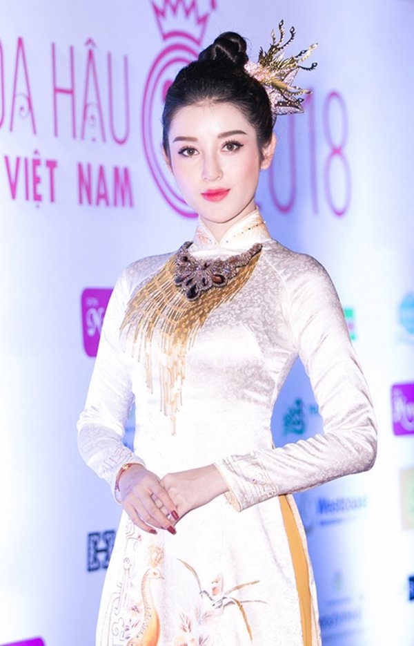 Huyền My- nàng hậu chơi trội với loạt phụ kiện đội đầu sến sẩm