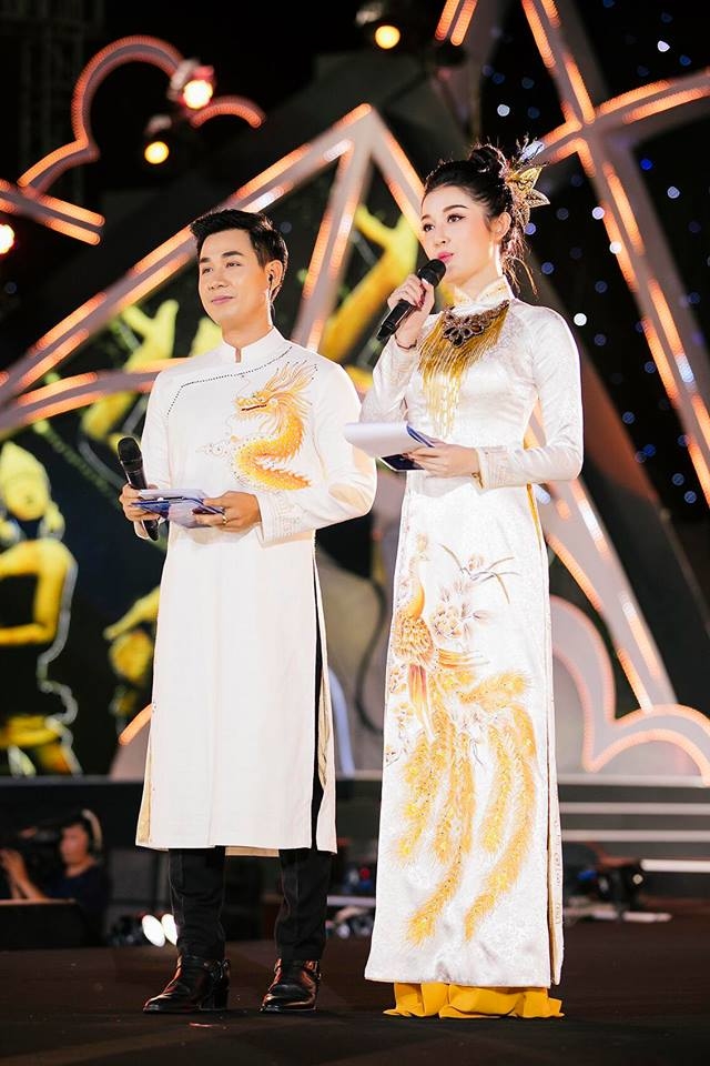Huyền My- nàng hậu chơi trội với loạt phụ kiện đội đầu sến sẩm