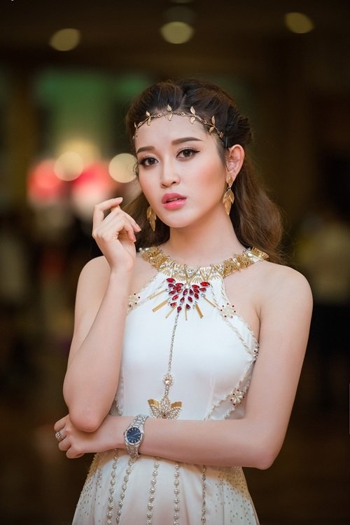 Huyền My- nàng hậu chơi trội với loạt phụ kiện đội đầu sến sẩm