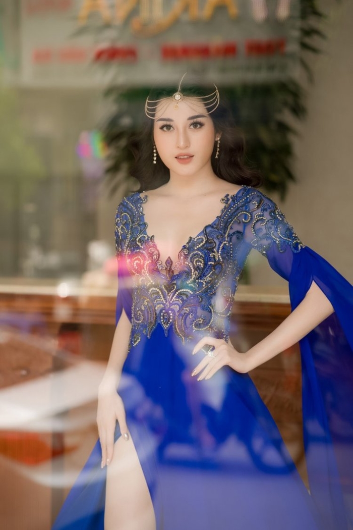 Huyền My- nàng hậu chơi trội với loạt phụ kiện đội đầu sến sẩm