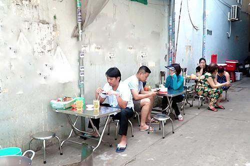 300.000 đồng cho một tô bánh canh vỉa hè, liệu có đáng thử?