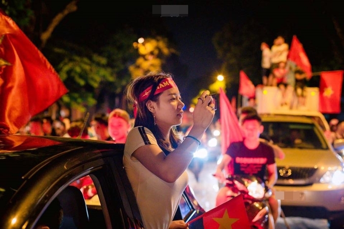 Những cô nàng fan girl xinh đẹp gây chú ý khi đi bão ăn mừng đêm qua