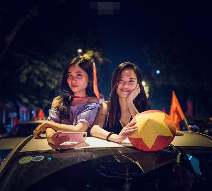Những cô nàng fan girl xinh đẹp gây chú ý khi đi bão ăn mừng đêm qua