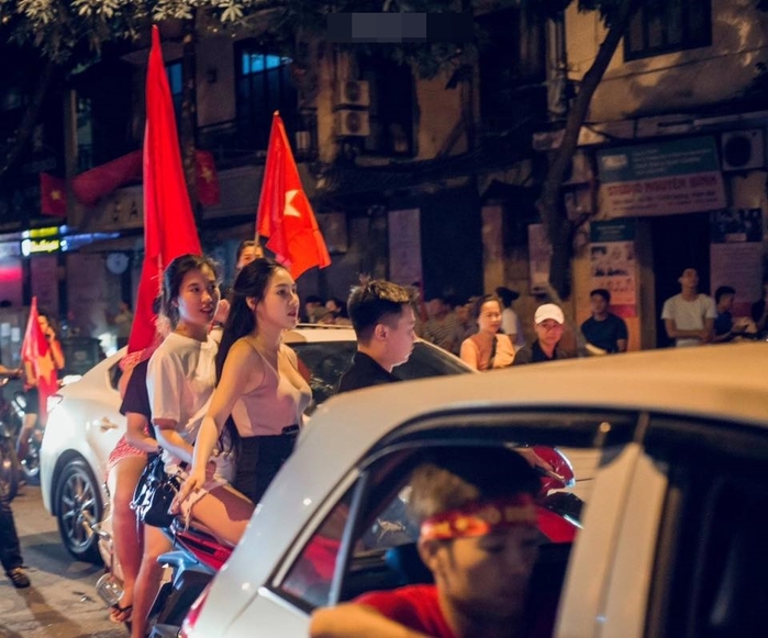 Những cô nàng fan girl xinh đẹp gây chú ý khi đi bão ăn mừng đêm qua