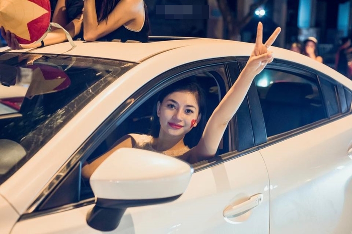 Những cô nàng fan girl xinh đẹp gây chú ý khi đi bão ăn mừng đêm qua