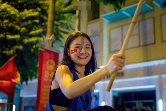 Những cô nàng fan girl xinh đẹp gây chú ý khi đi bão ăn mừng đêm qua