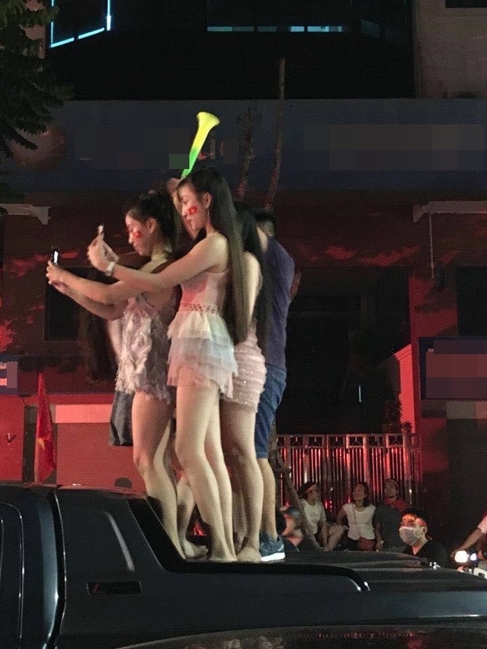 Những cô nàng fan girl xinh đẹp gây chú ý khi đi bão ăn mừng đêm qua