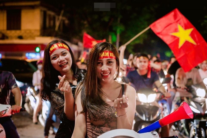 Những cô nàng fan girl xinh đẹp gây chú ý khi đi bão ăn mừng đêm qua