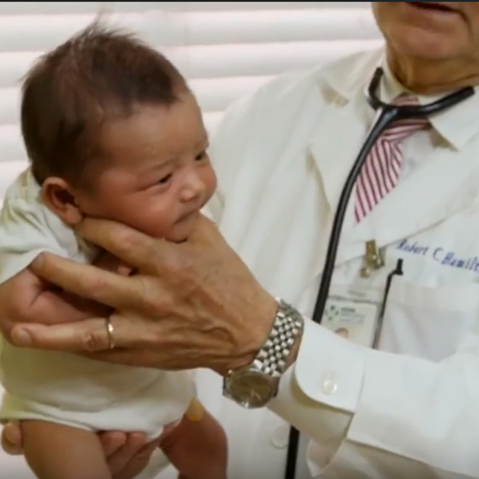 Bác sĩ nhi khoa bật mí cách dỗ trẻ nín trong tích tắc
