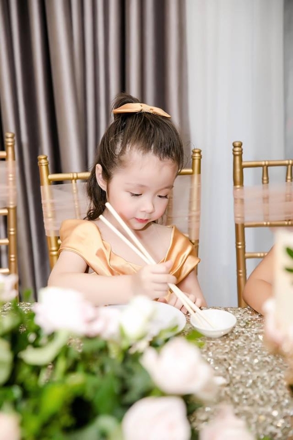 Elly Trần mặc gợi cảm trong tiệc sinh nhật con gái