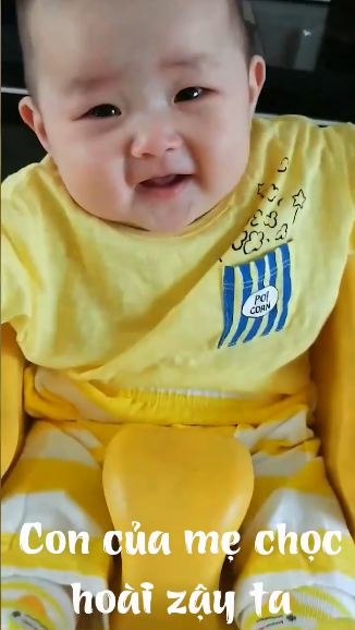 Biểu cảm ai nhìn cũng yêu của em bé khi nghe mẹ bảo không thương nữa
