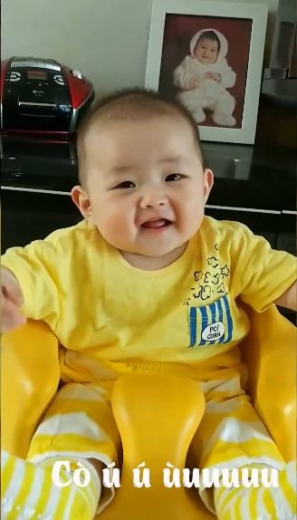 Biểu cảm ai nhìn cũng yêu của em bé khi nghe mẹ bảo không thương nữa