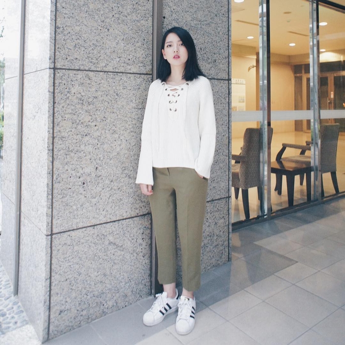 Không chỉ có style hầm hố, giày sneakers vẫn có thể mix&match đa dạng