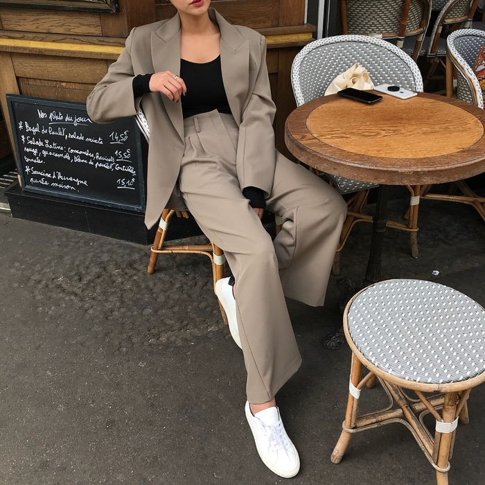 Không chỉ có style hầm hố, giày sneakers vẫn có thể mix&match đa dạng