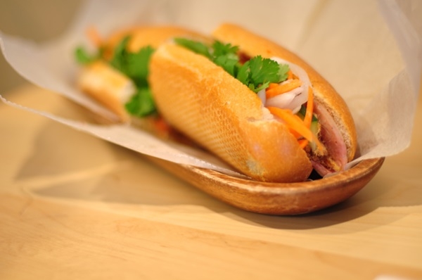 Người Sài Gòn xếp hàng dài chờ mua ổ bánh mì siêu ngon, siêu đắt
