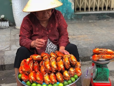 Người Sài Gòn đội nắng, chờ hơn 1 tiếng để tranh mua mâm cua dì Ba